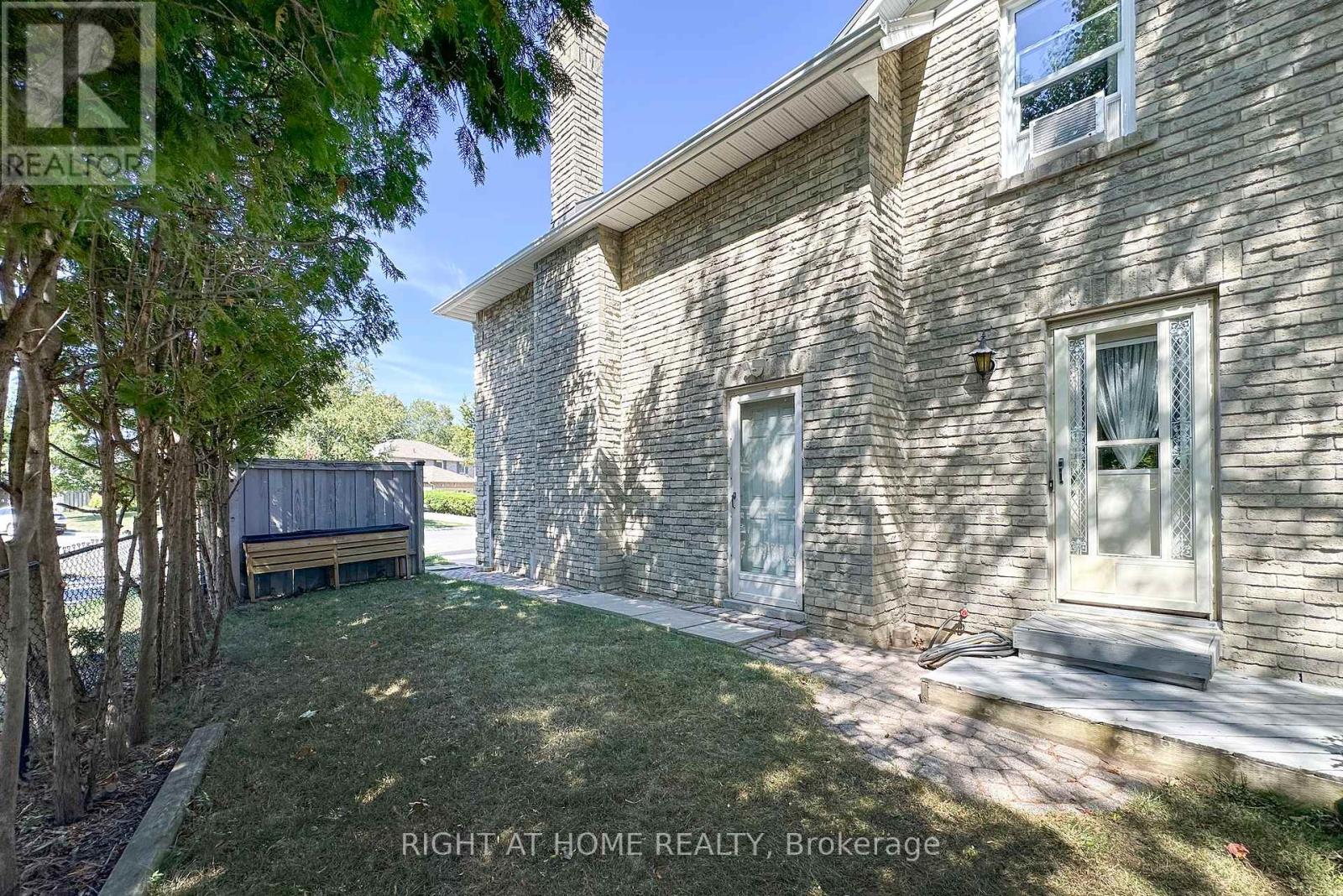 Photo 5 of 102 Hialeah Crescent, Whitby ON