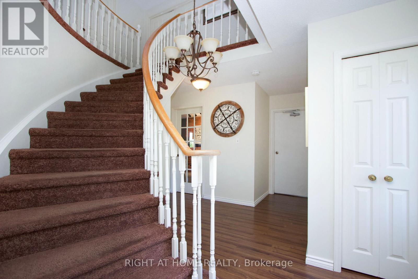 Photo 8 of 102 Hialeah Crescent, Whitby ON