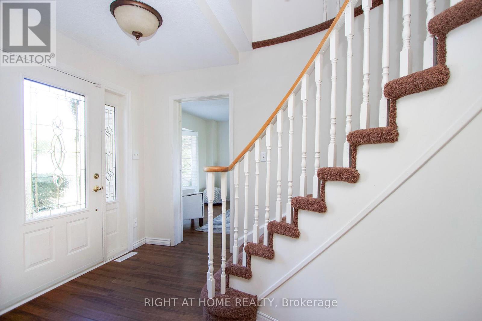Photo 9 of 102 Hialeah Crescent, Whitby ON