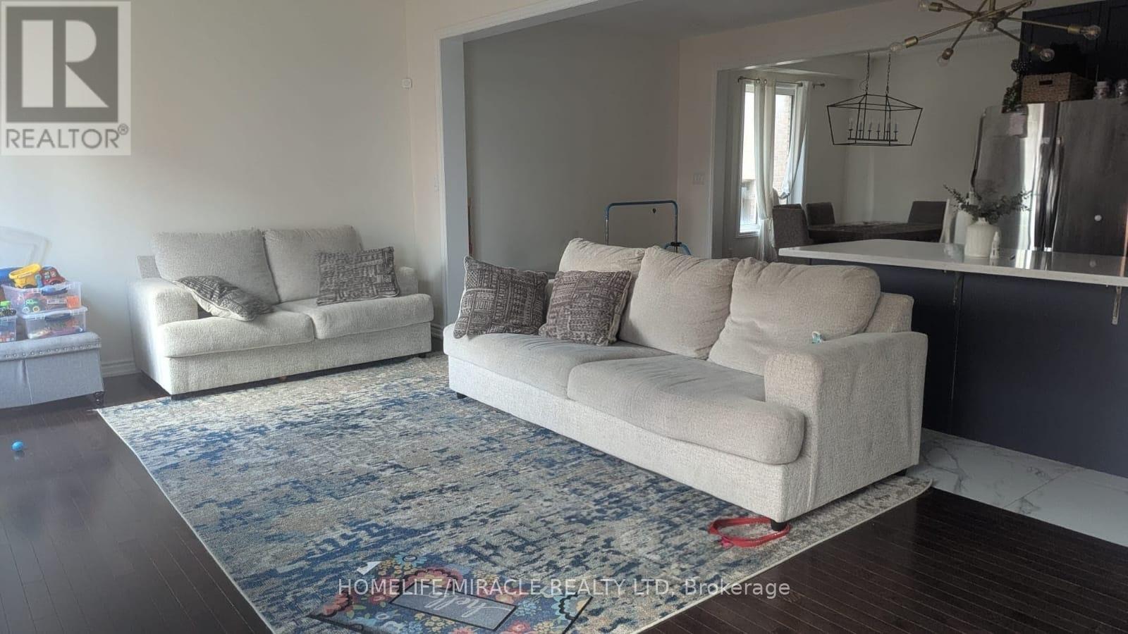 Photo 11 of 323 Clockwork Drive, Brampton ON