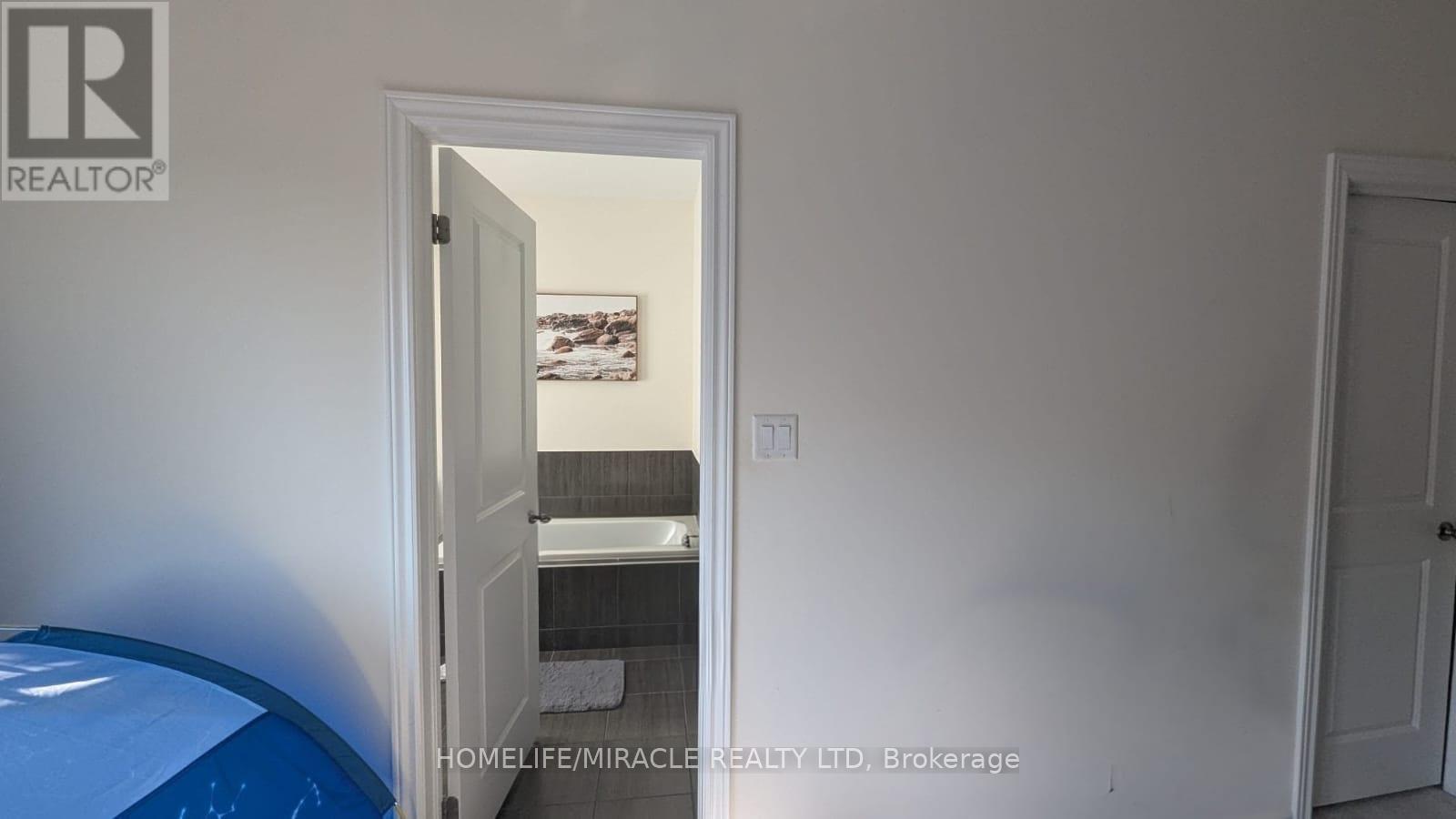 Photo 32 of 323 Clockwork Drive, Brampton ON