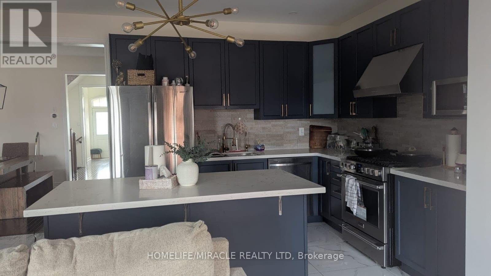 Photo 5 of 323 Clockwork Drive, Brampton ON