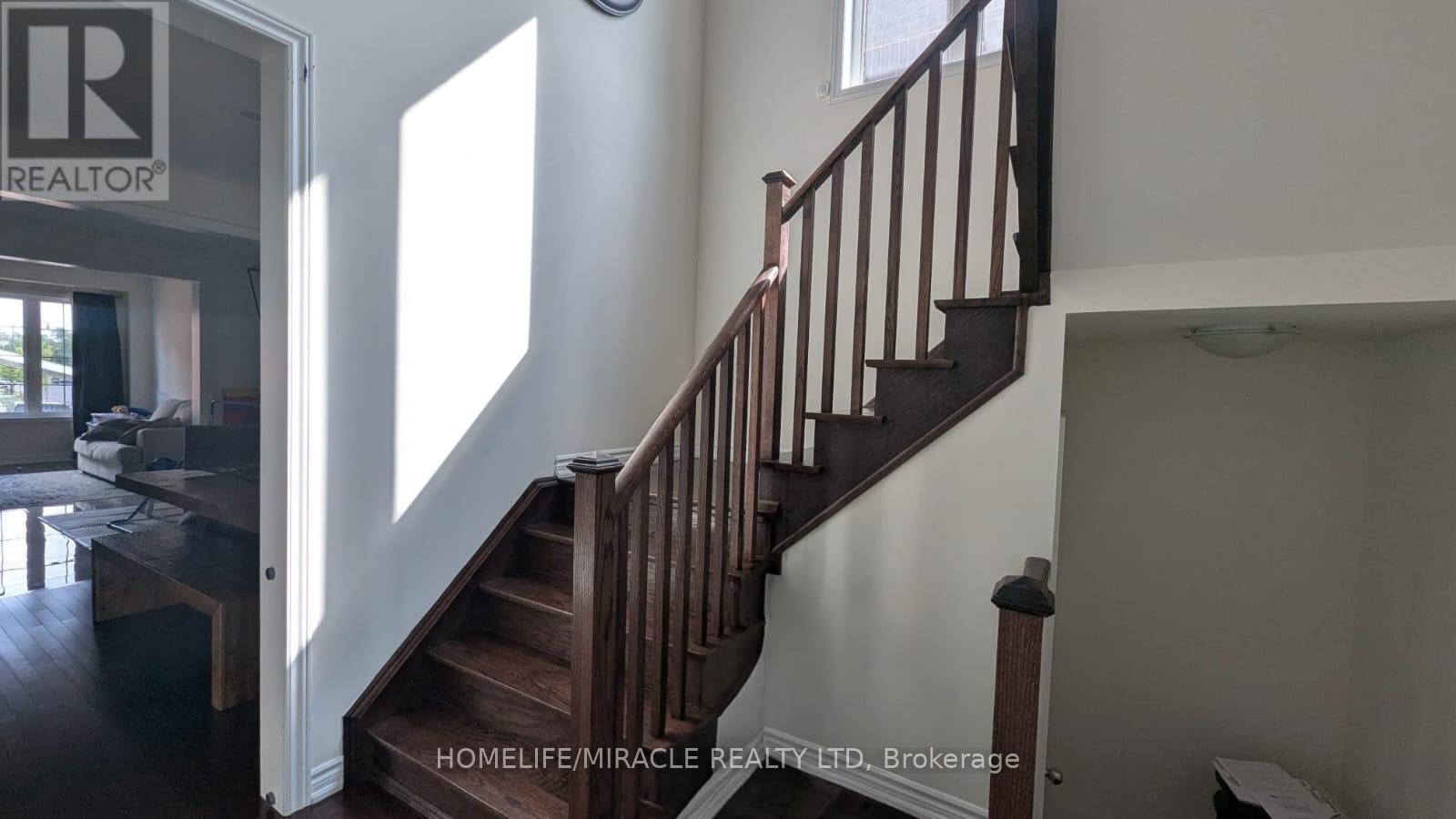 Photo 9 of 323 Clockwork Drive, Brampton ON
