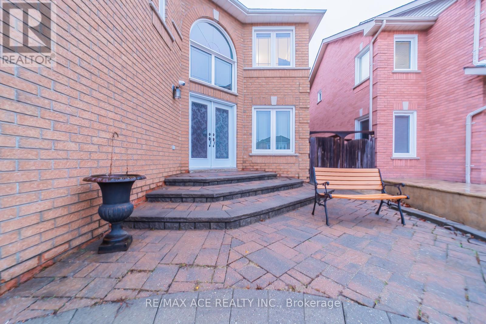 Photo 2 of Main 5167 Heatherleigh Avenue, Mississauga ON
