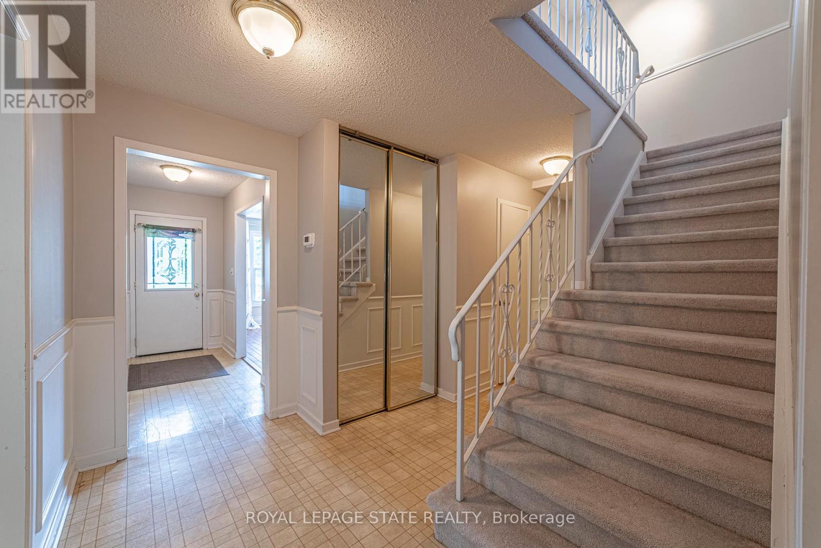 Photo 11 of 929 Daryl Drive, Burlington ON