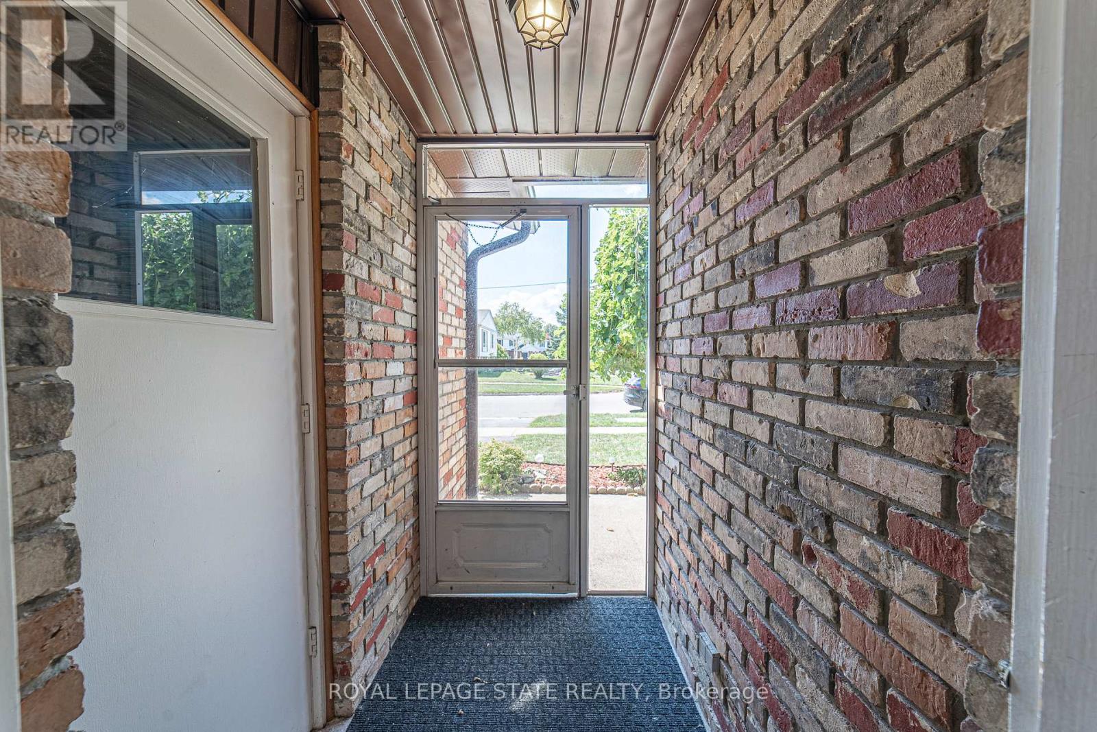 Photo 4 of 929 Daryl Drive, Burlington ON