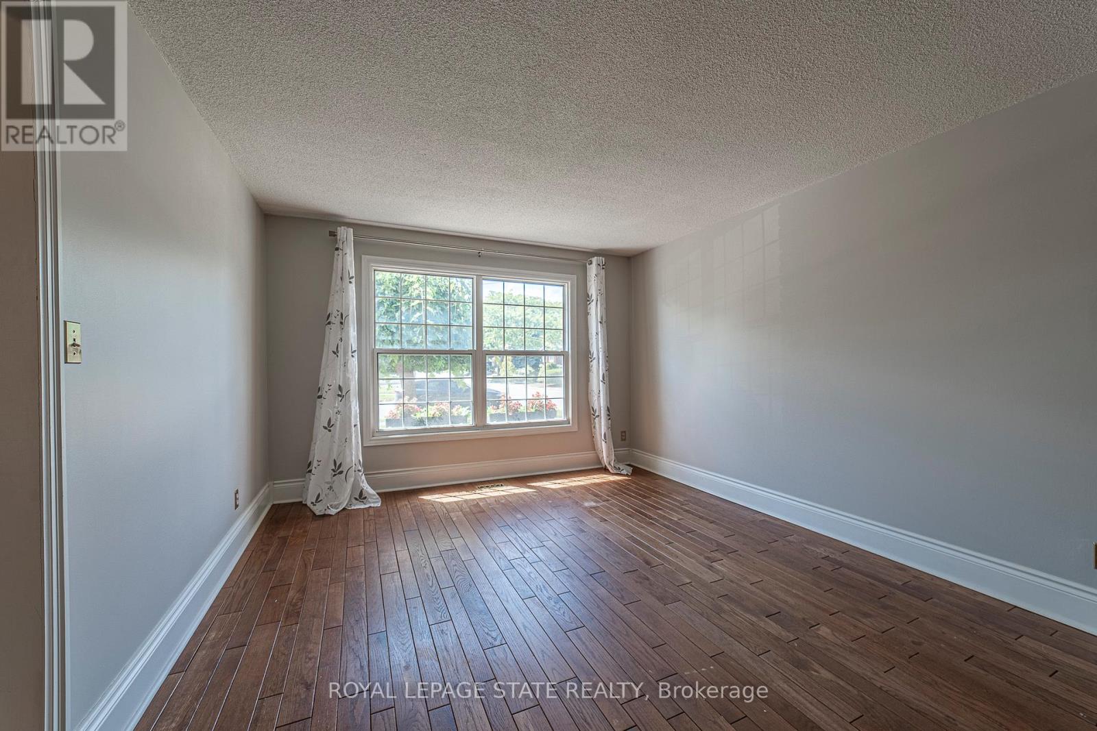 Photo 8 of 929 Daryl Drive, Burlington ON