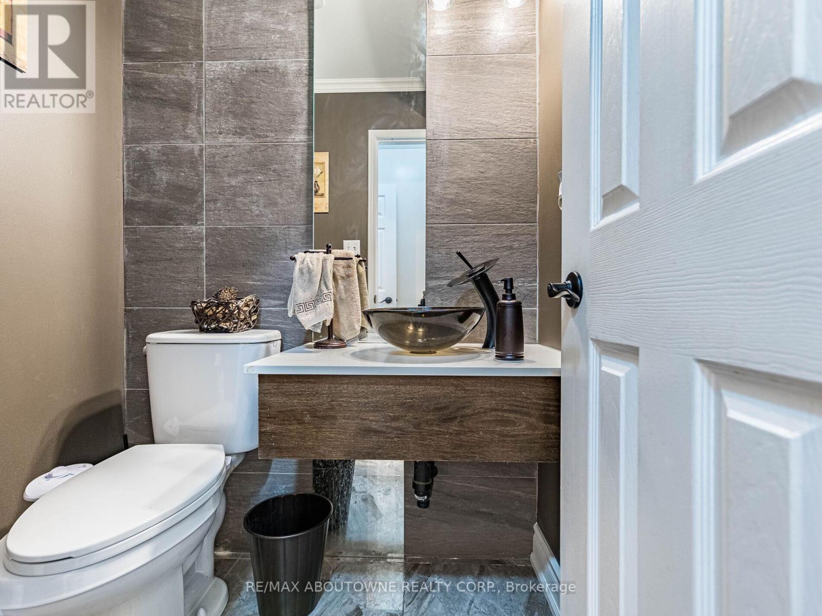 Photo 24 of 6284 Glen Meadows Road, Mississauga ON