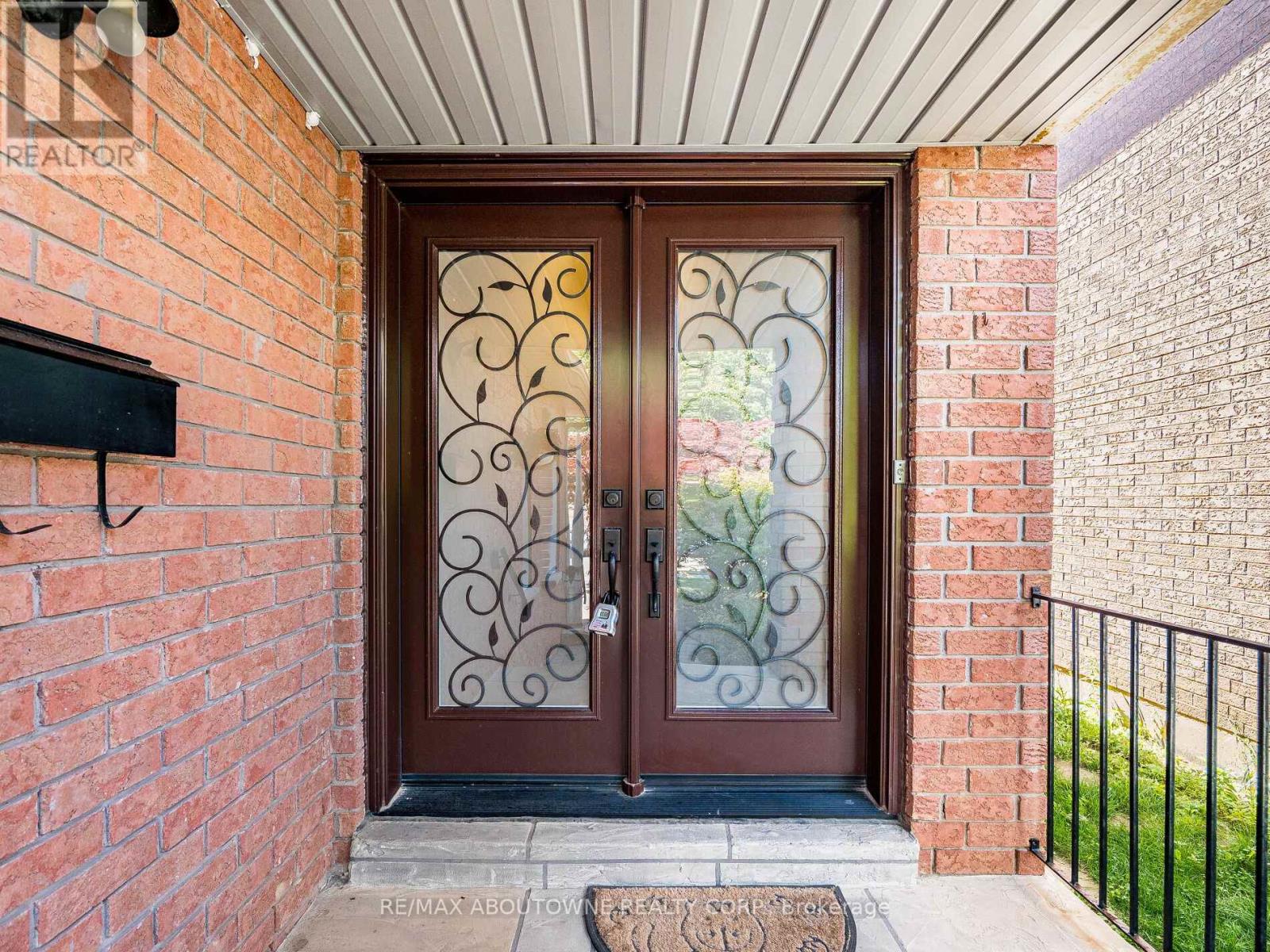 Photo 4 of 6284 Glen Meadows Road, Mississauga ON
