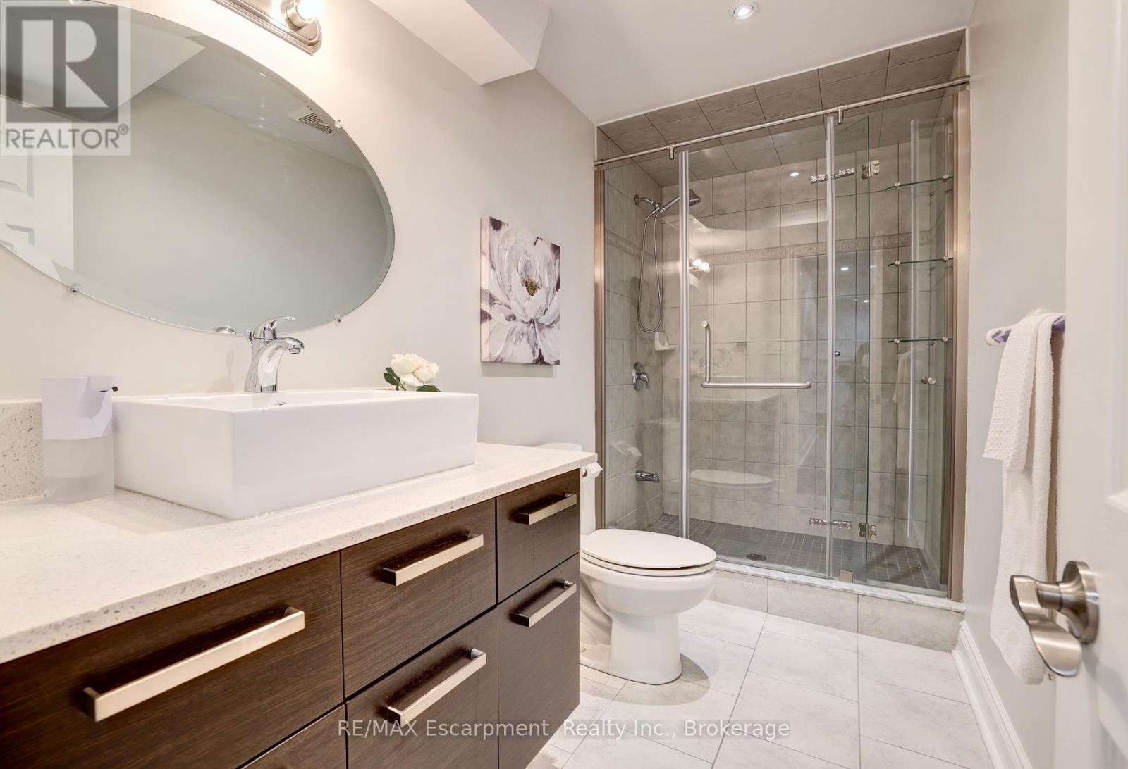 Photo 40 of 1658 Heritage Way, Oakville ON