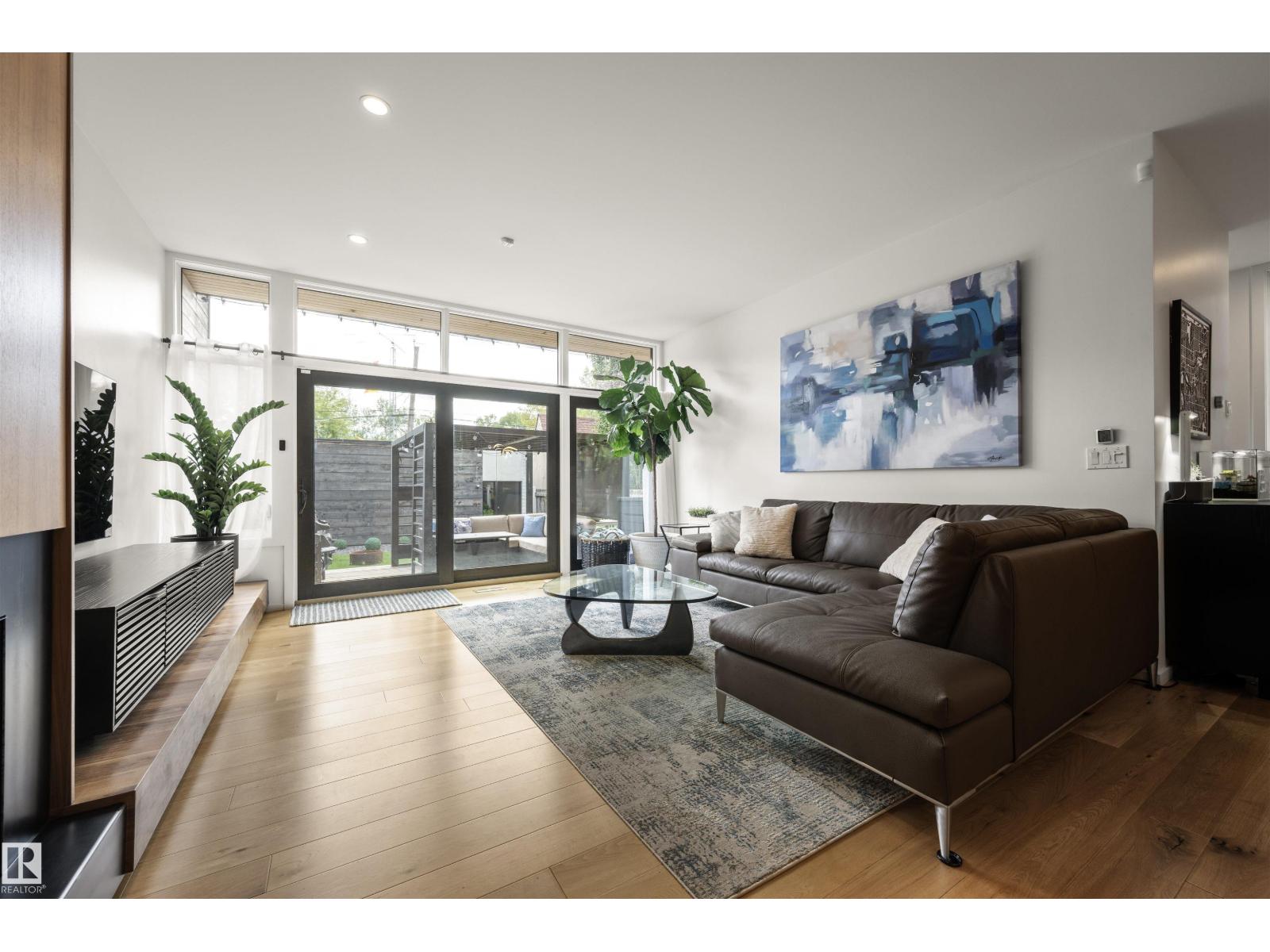 Photo 10 of 9761 90 Av Nw, Edmonton AB