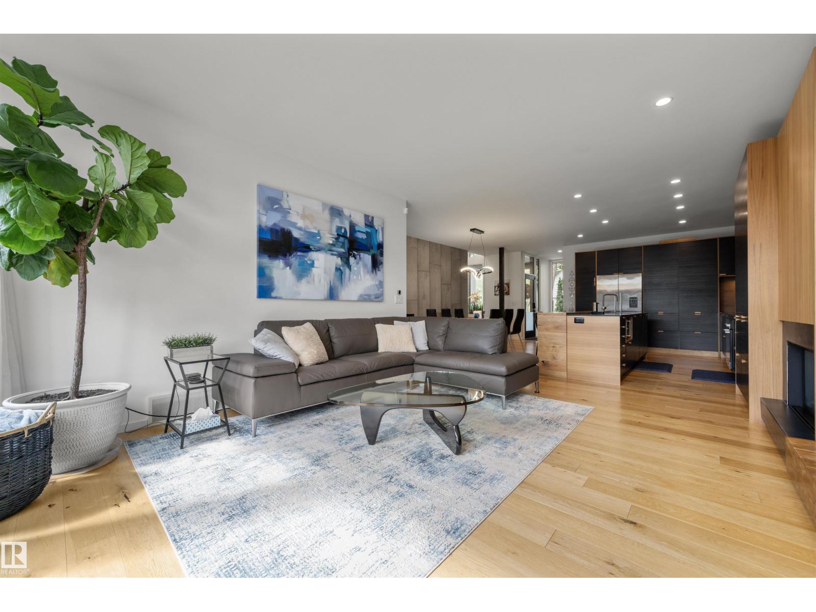 Photo 12 of 9761 90 Av Nw, Edmonton AB