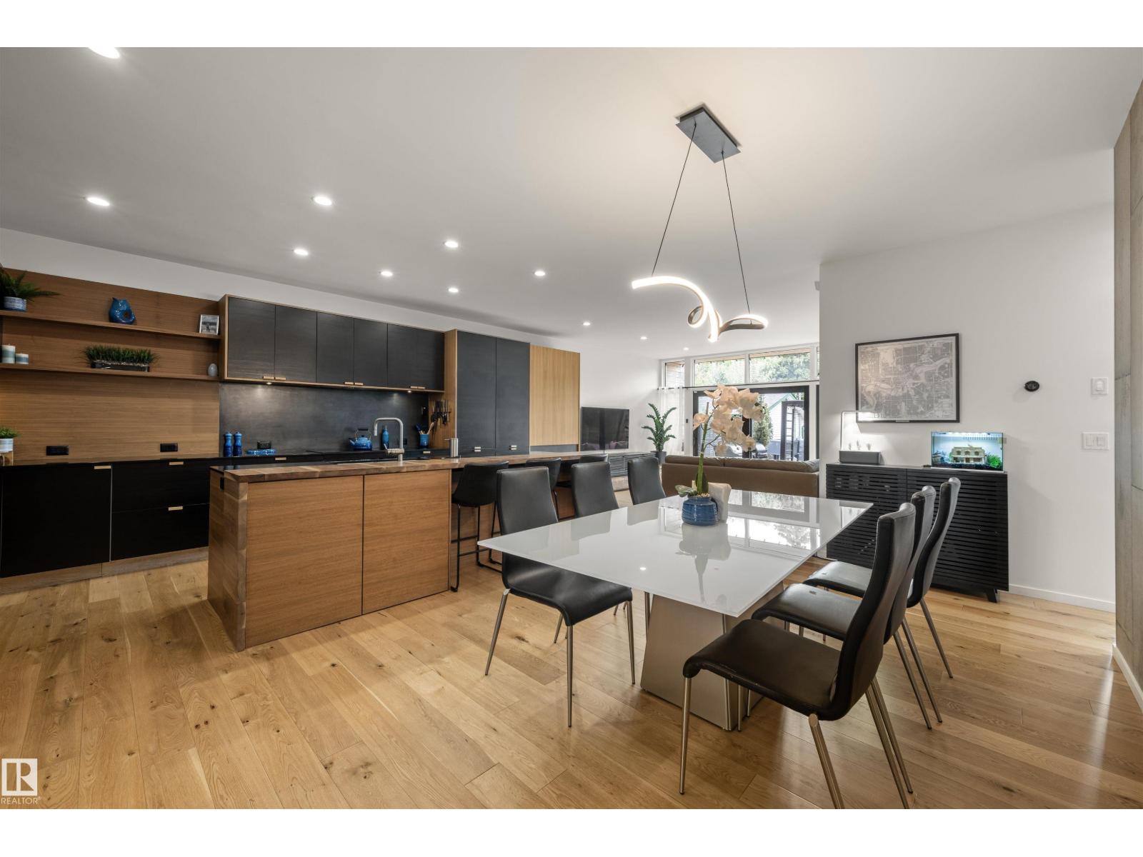 Photo 2 of 9761 90 Av Nw, Edmonton AB
