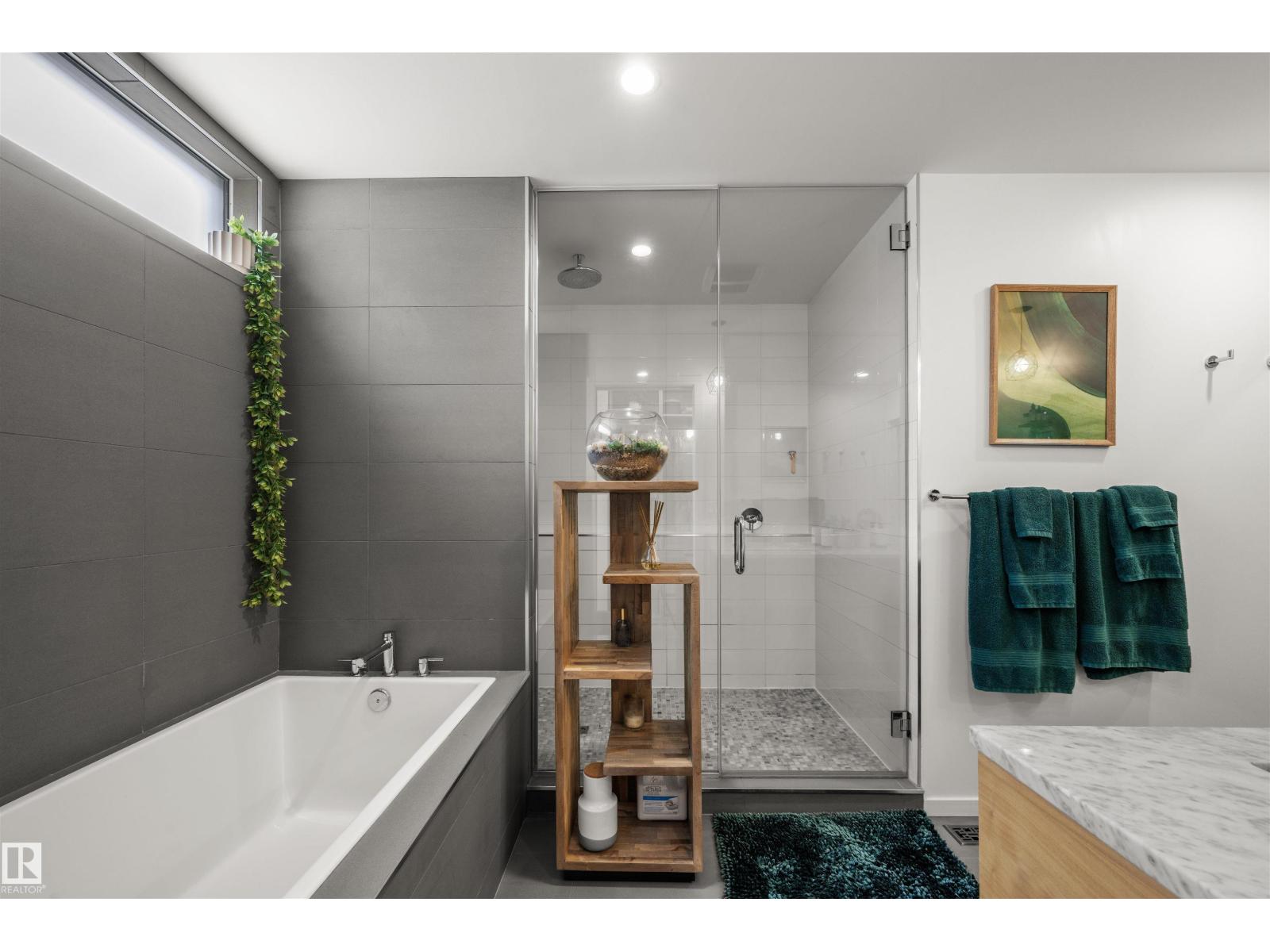 Photo 20 of 9761 90 Av Nw, Edmonton AB