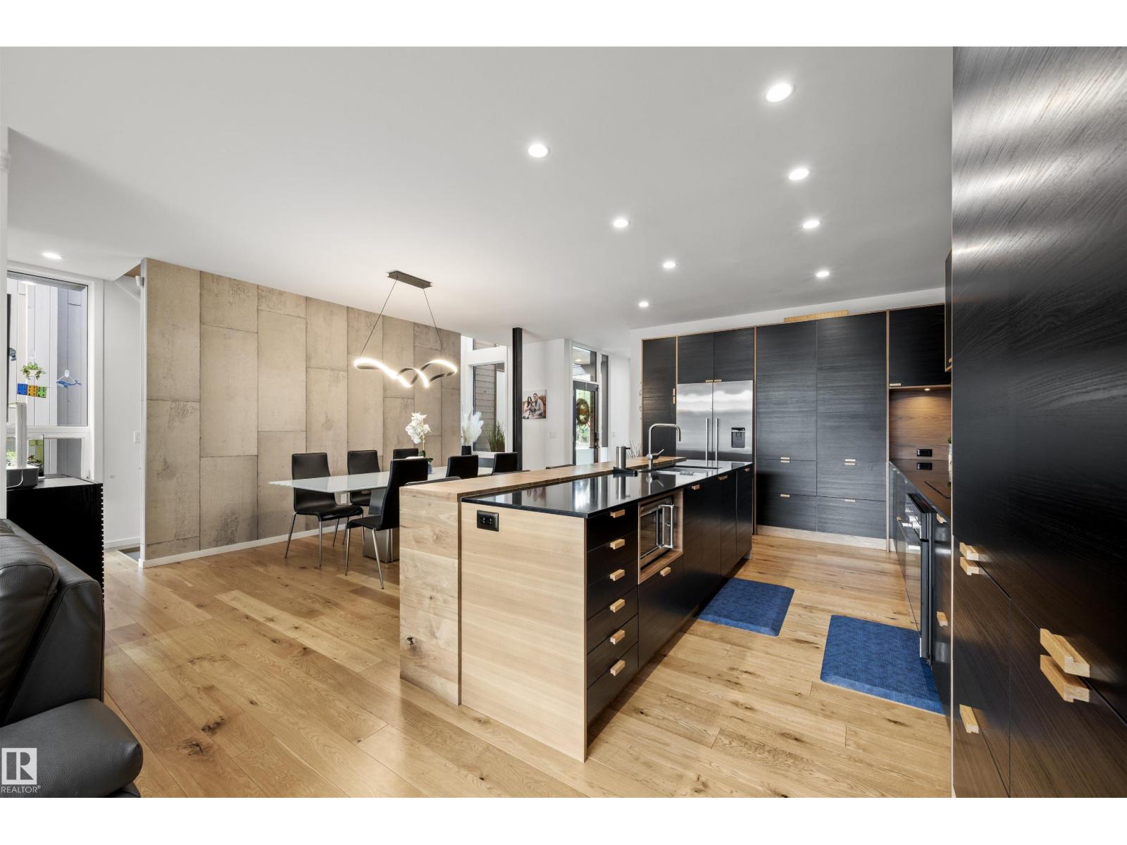Photo 6 of 9761 90 Av Nw, Edmonton AB