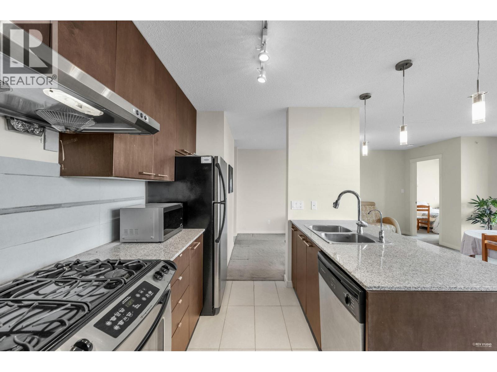 Photo 5 of 615 5811 No 3 Road, Richmond BC