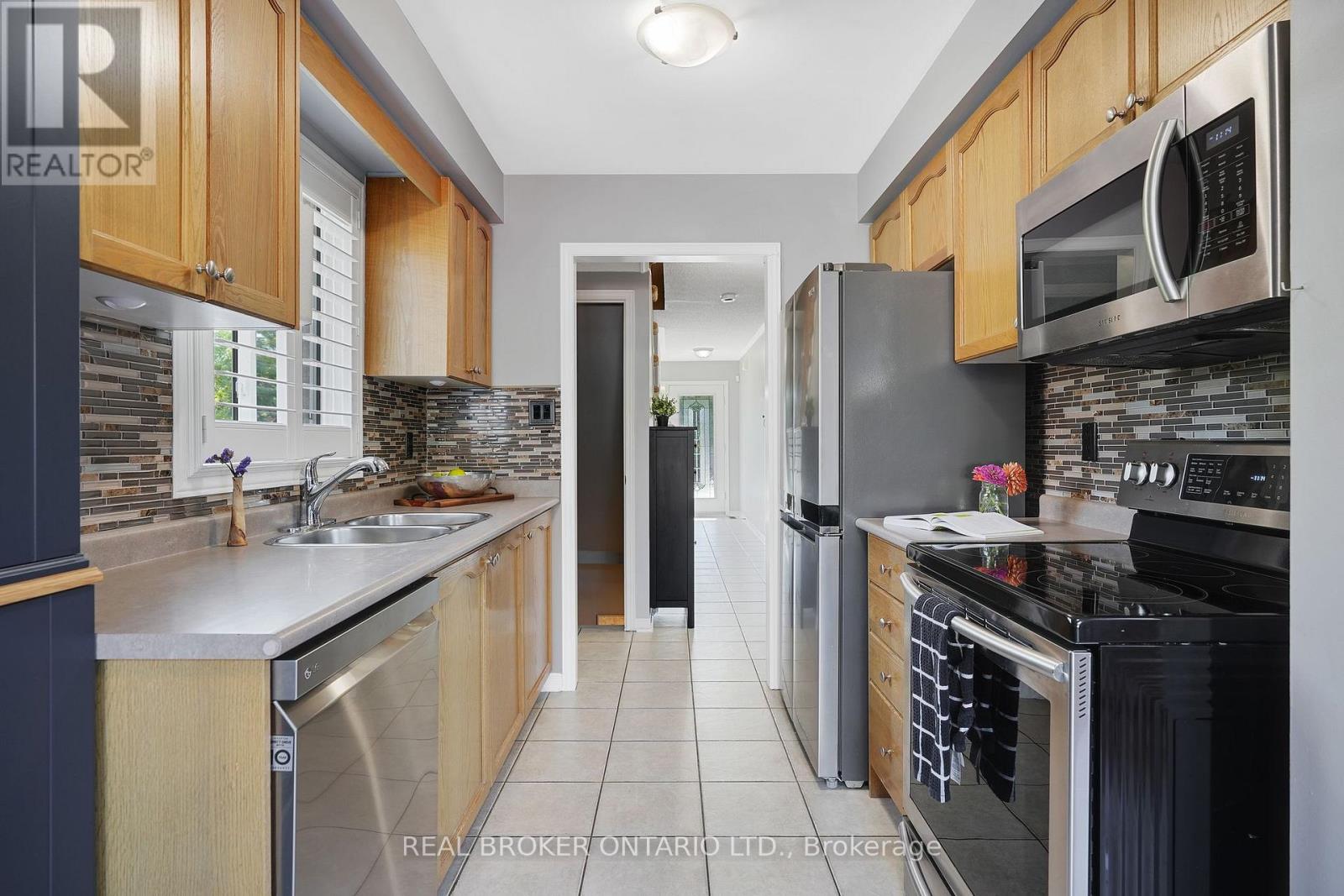 Photo 9 of 4 Ironhorse Crescent, Caledon ON