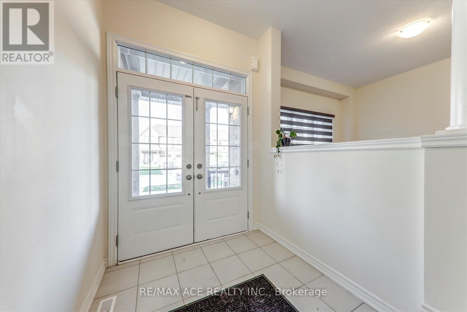 Photo 9 of 118 North Garden Boulevard, Scugog ON