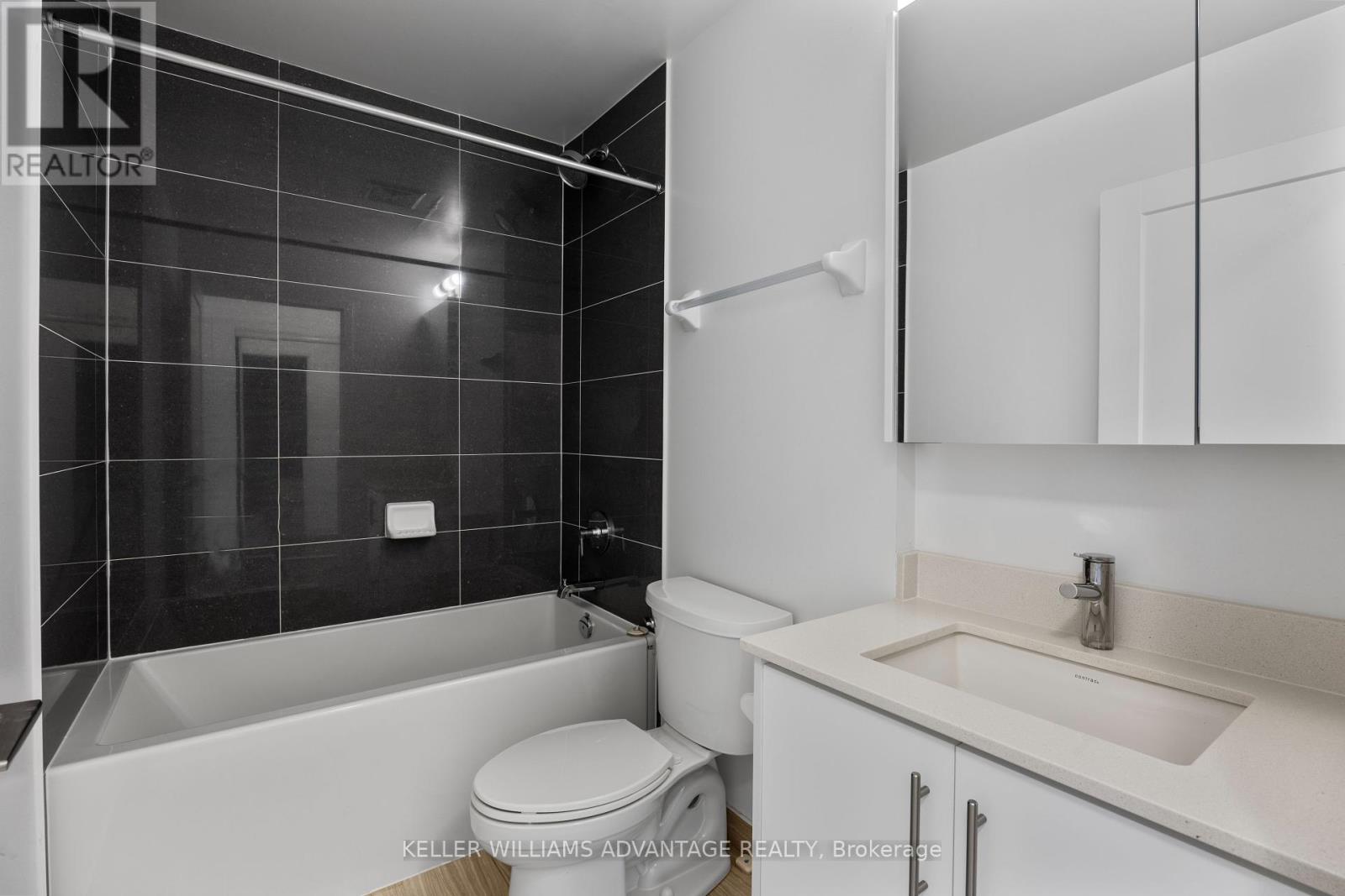 Photo 14 of 605 95 Oneida Crescent, Richmond Hill ON
