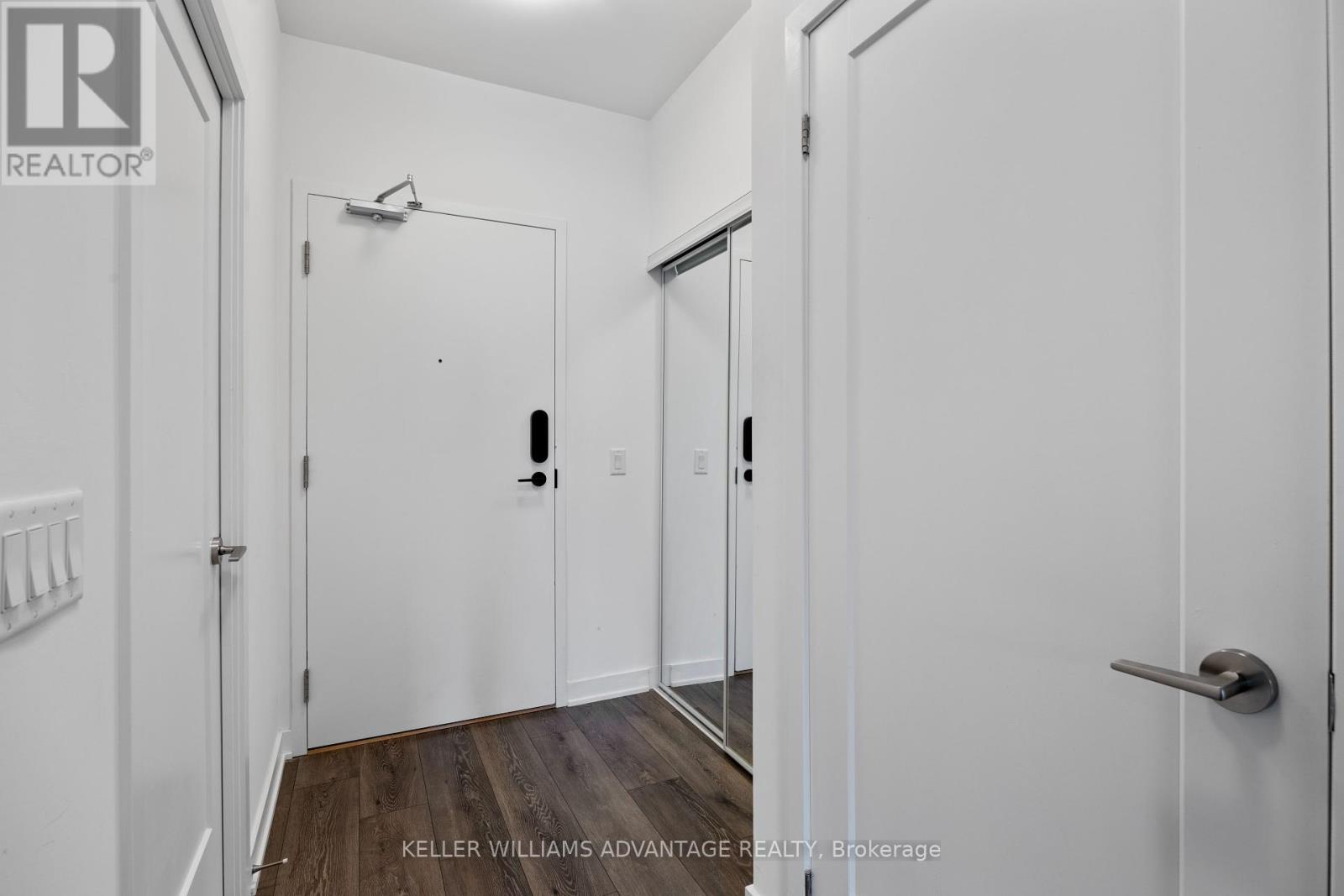 Photo 2 of 605 95 Oneida Crescent, Richmond Hill ON