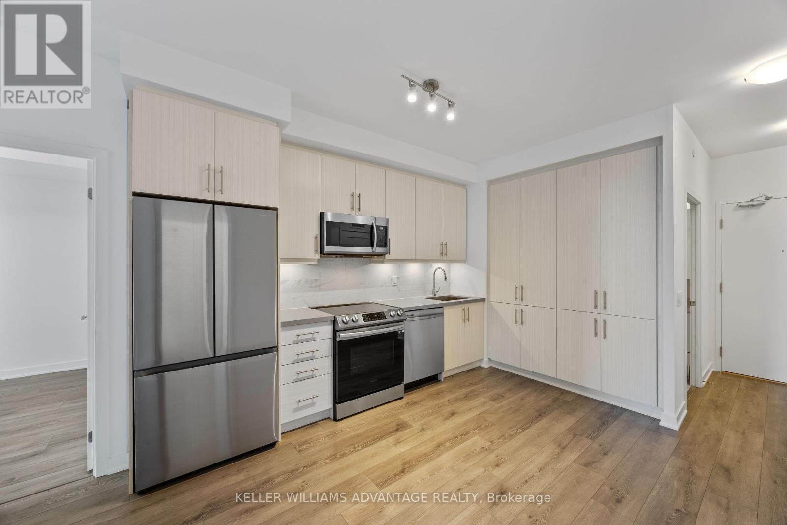 Photo 3 of 605 95 Oneida Crescent, Richmond Hill ON