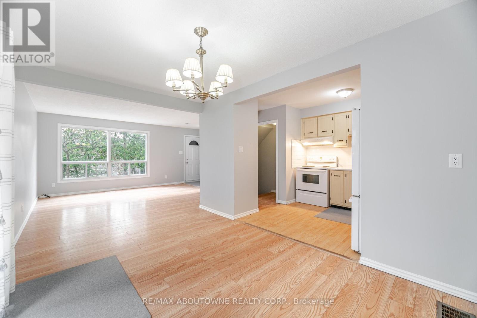 Photo 11 of 4 961 Francis Road, Burlington ON