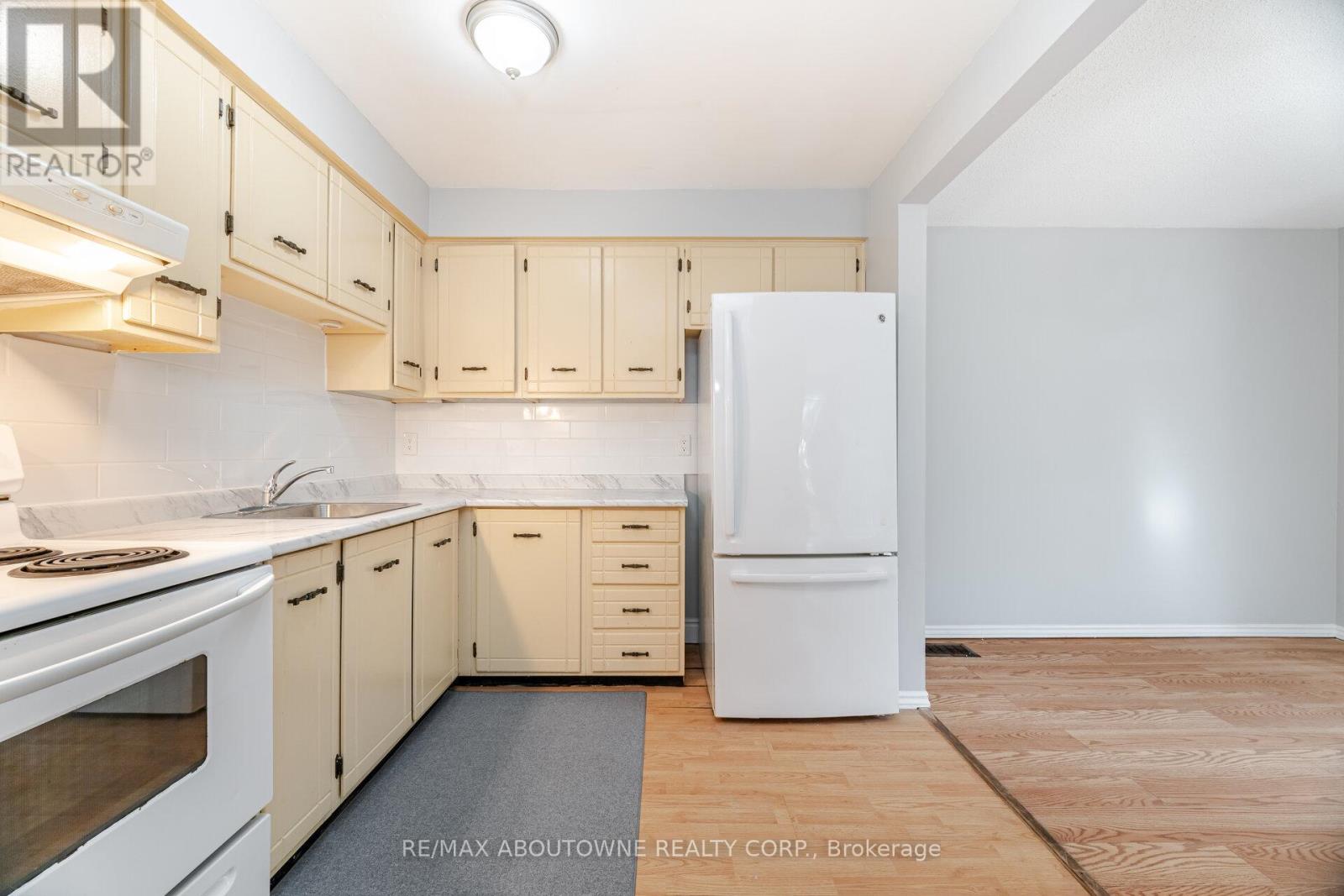 Photo 12 of 4 961 Francis Road, Burlington ON