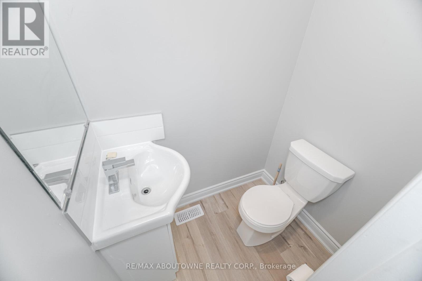 Photo 15 of 4 961 Francis Road, Burlington ON