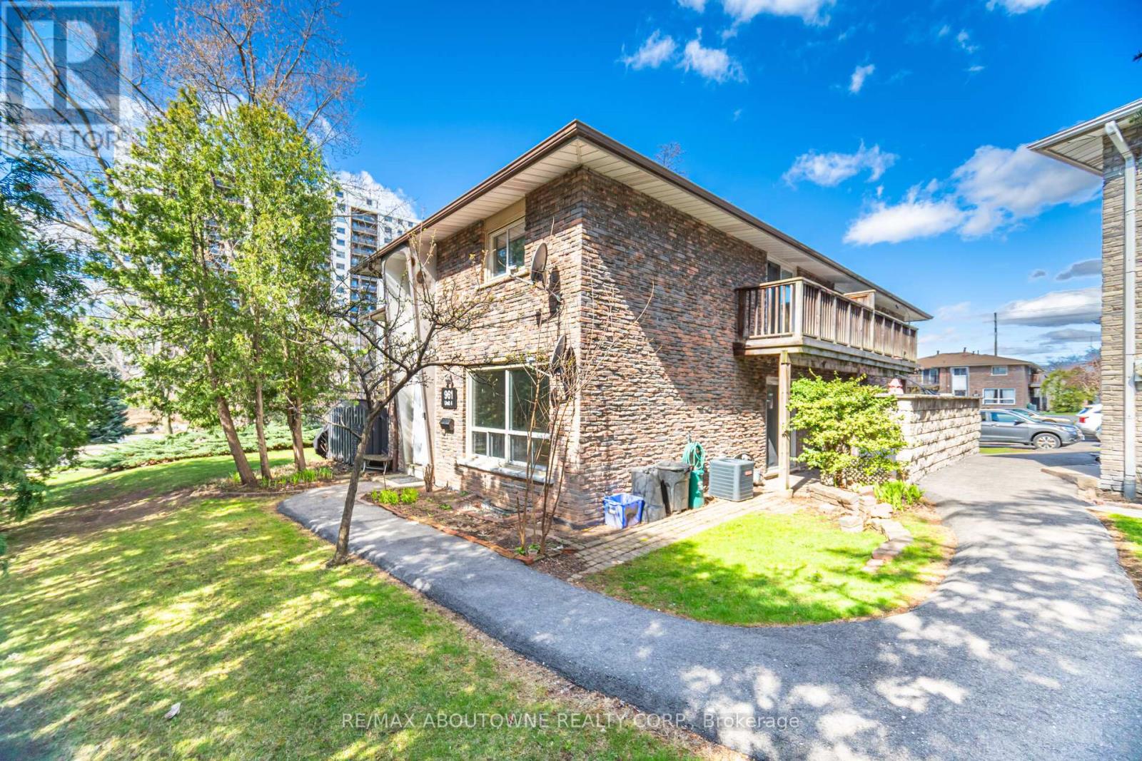 Photo 2 of 4 961 Francis Road, Burlington ON