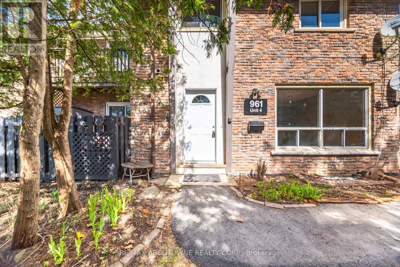 Photo 3 of 4 961 Francis Road, Burlington ON