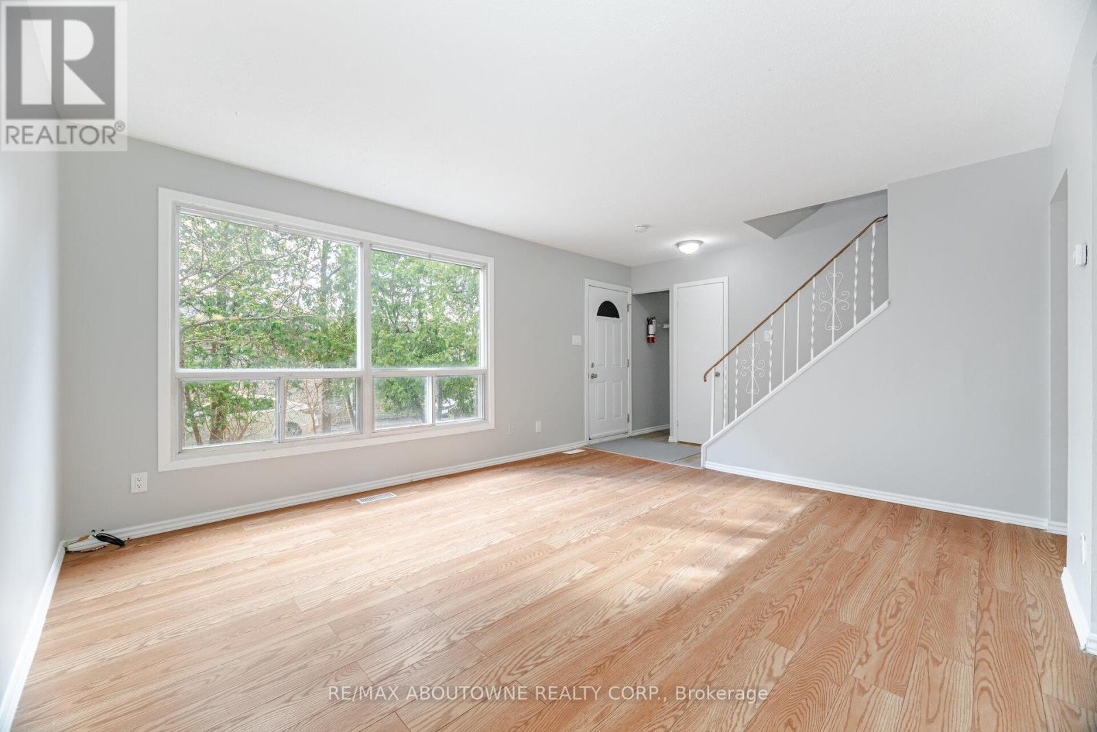 Photo 5 of 4 961 Francis Road, Burlington ON