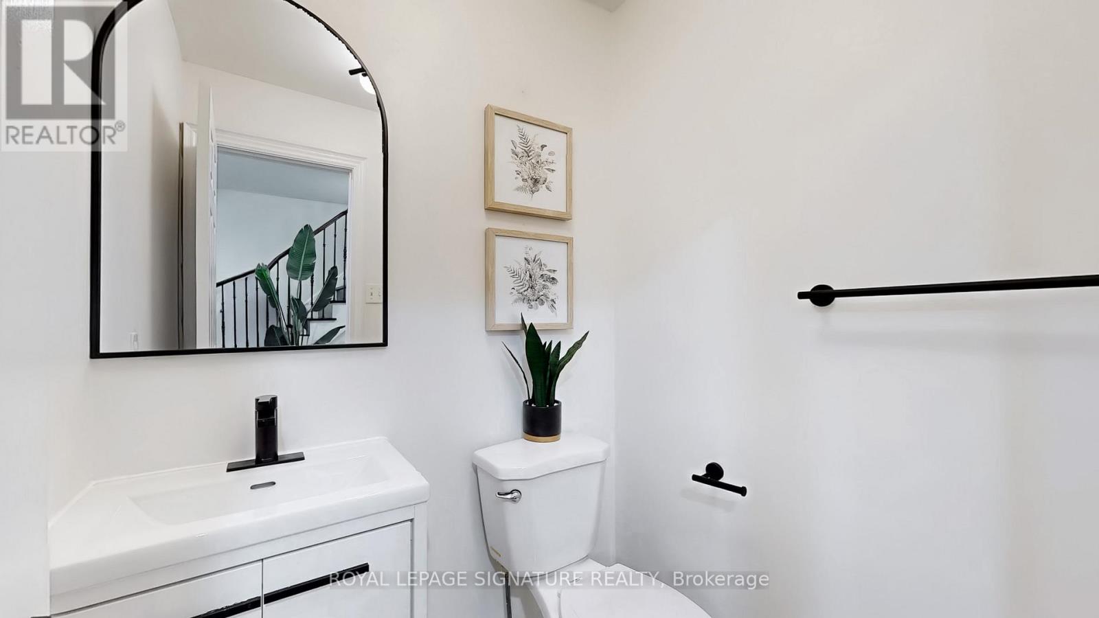 Photo 24 of 6412 Newcombe Drive, Mississauga ON