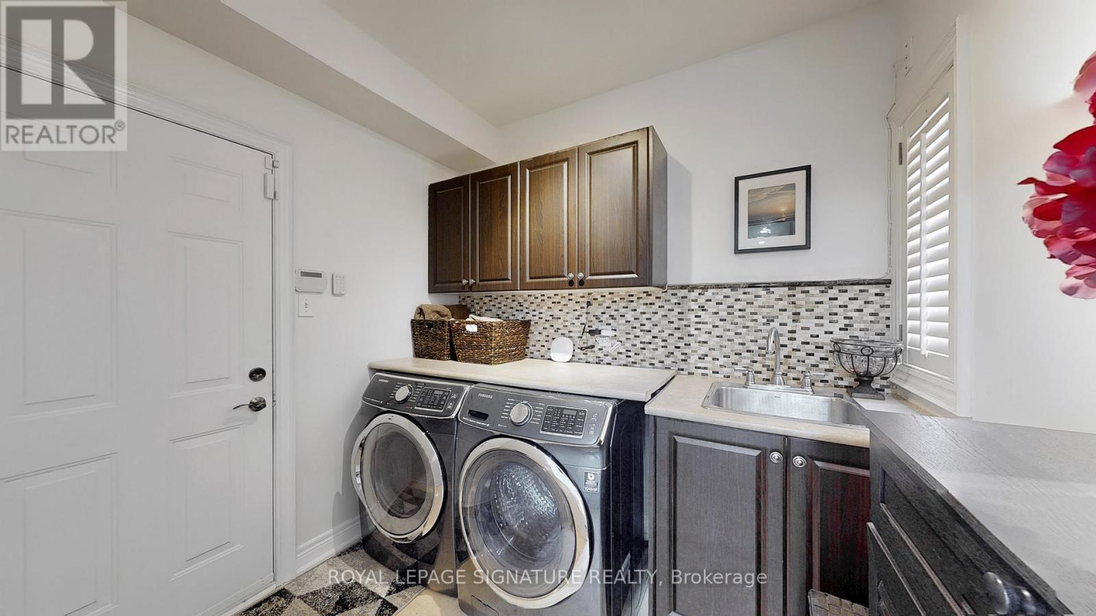 Photo 25 of 6412 Newcombe Drive, Mississauga ON
