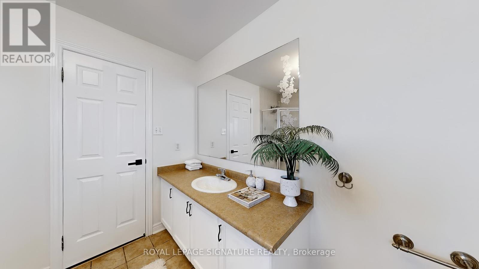 Photo 32 of 6412 Newcombe Drive, Mississauga ON