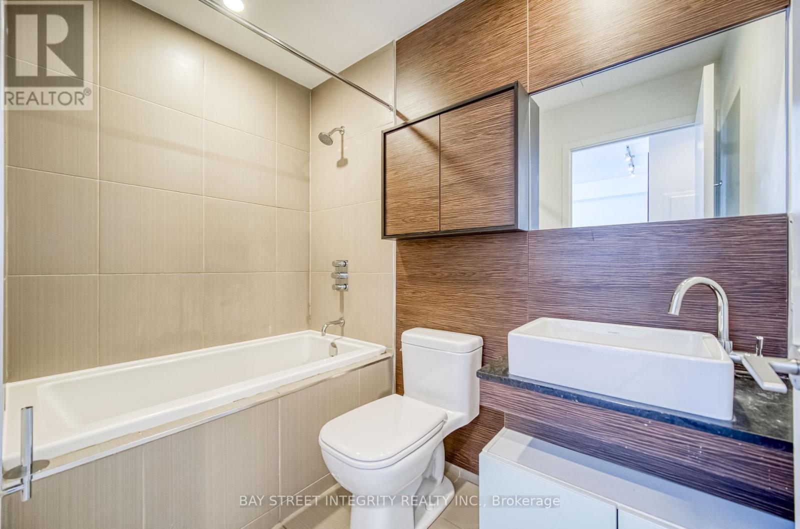 Photo 17 of 2105 75 St Nicholas Street, Toronto ON