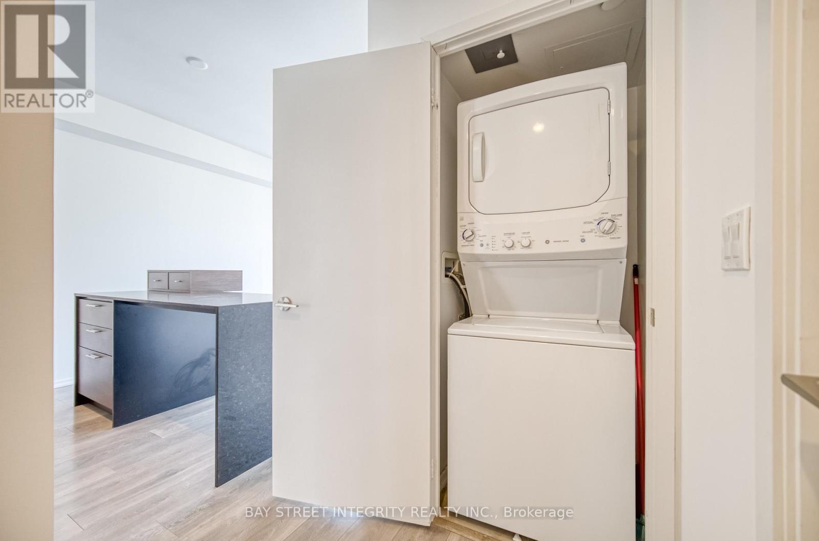Photo 18 of 2105 75 St Nicholas Street, Toronto ON