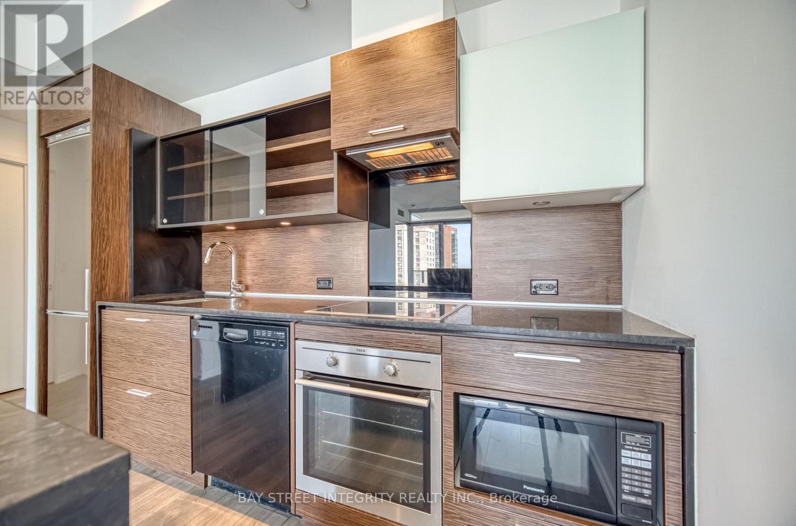 Photo 8 of 2105 75 St Nicholas Street, Toronto ON