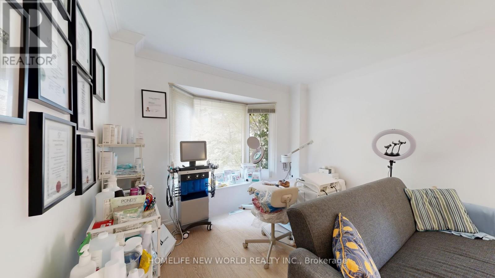 Photo 19 of 19 Chadburn Crescent, Aurora ON