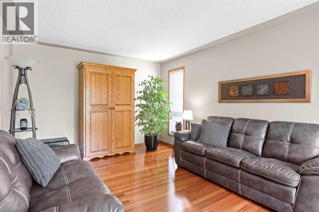 Photo 3 of 13 Shawbrooke Close Sw, Calgary AB