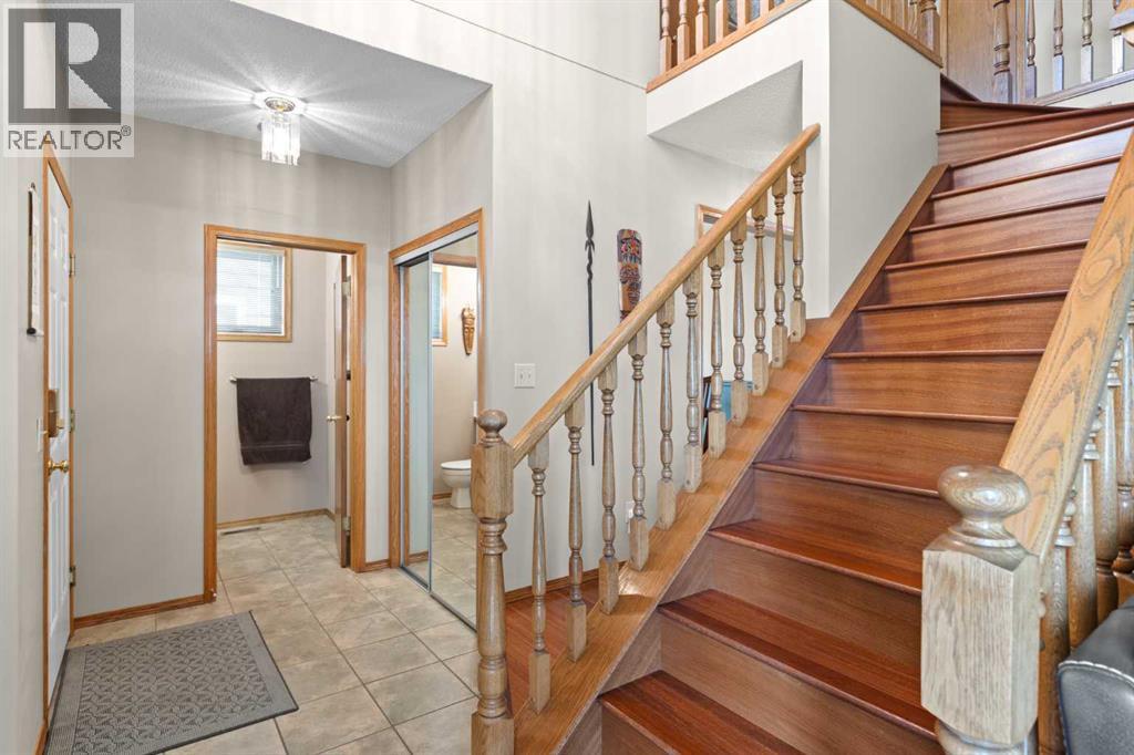 Photo 2 of 13 Shawbrooke Close Sw, Calgary AB