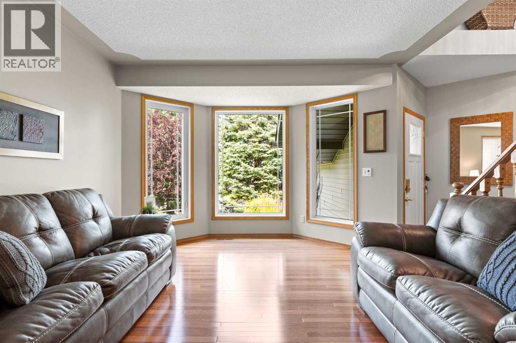 Photo 4 of 13 Shawbrooke Close Sw, Calgary AB