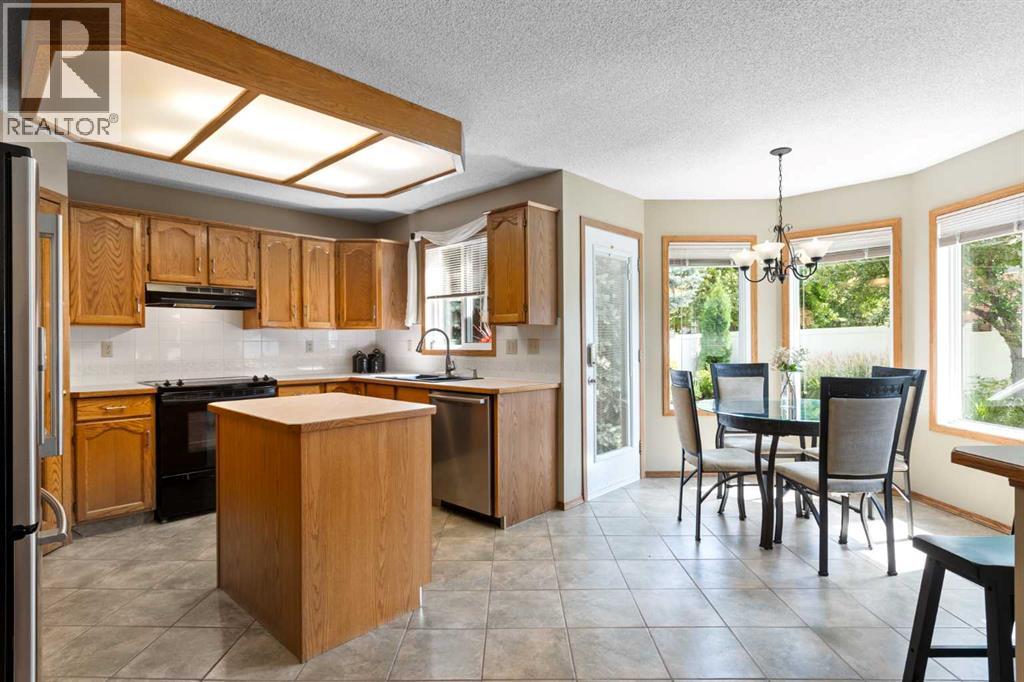 Photo 8 of 13 Shawbrooke Close Sw, Calgary AB
