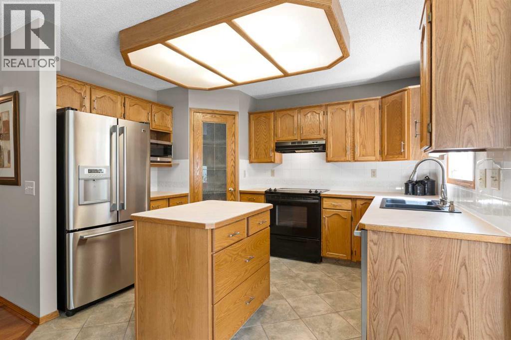 Photo 9 of 13 Shawbrooke Close Sw, Calgary AB