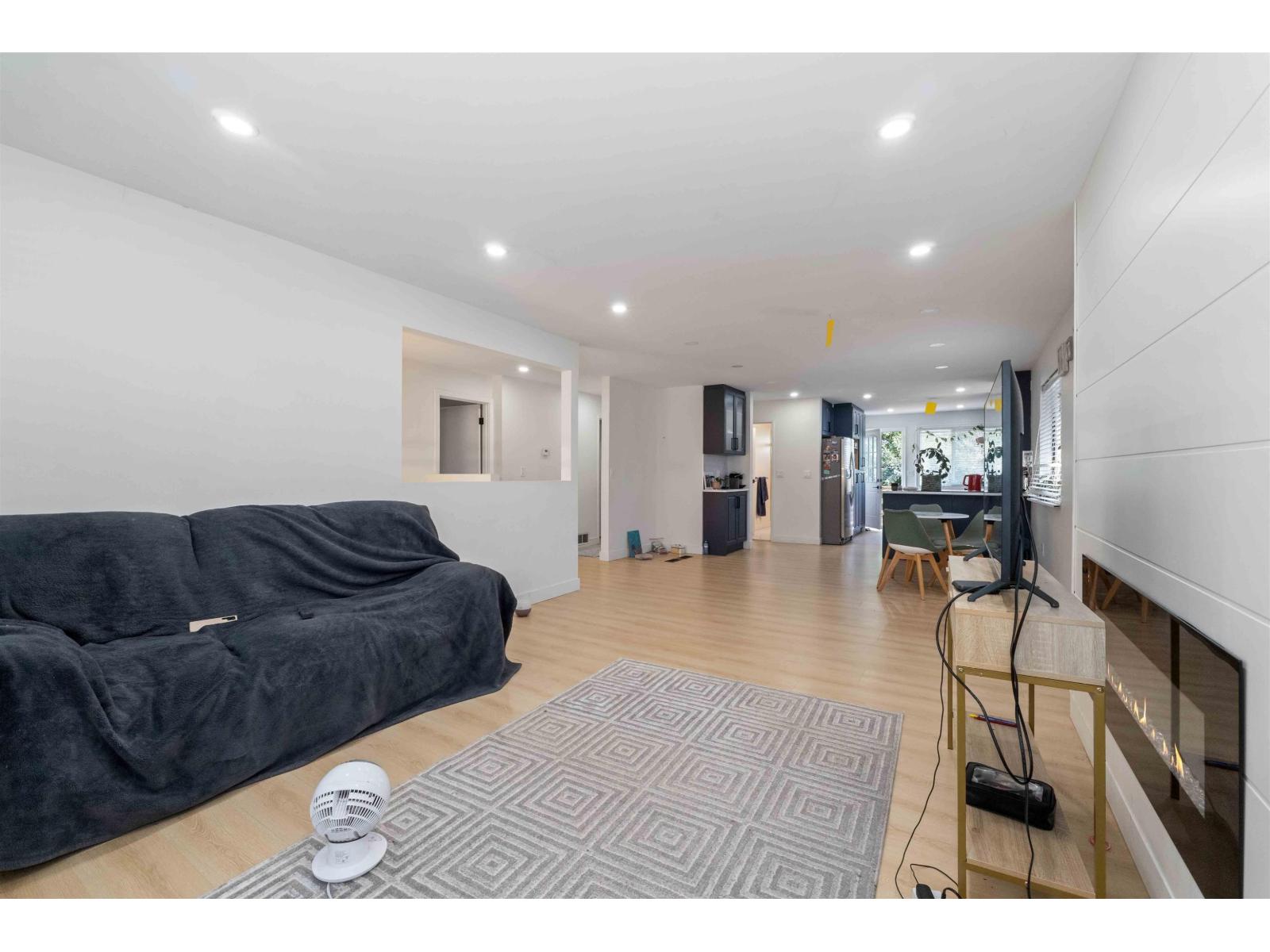 Photo 6 of 2418 Wayburne Crescent, Langley BC