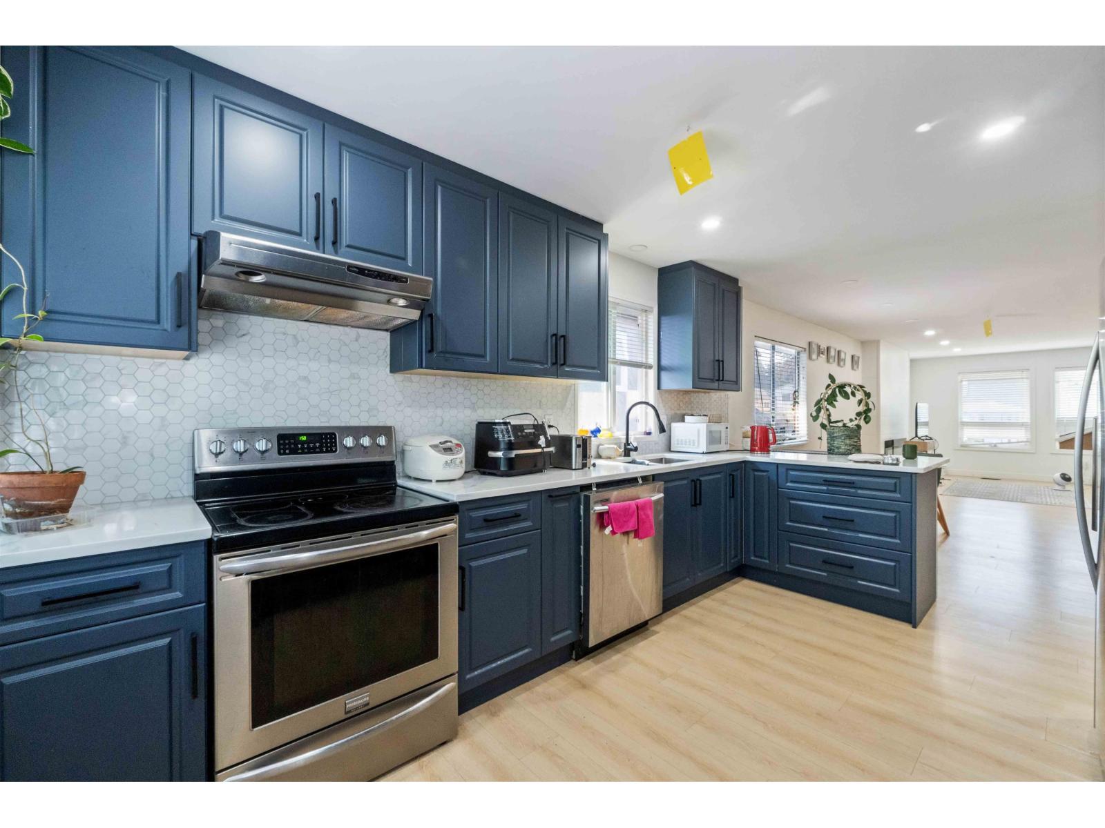 Photo 11 of 2418 Wayburne Crescent, Langley BC