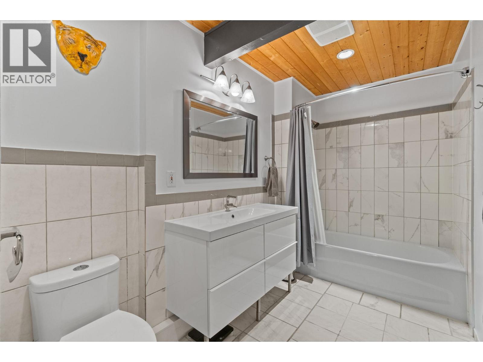 Photo 33 of 442 Monteray Avenue, North Vancouver BC