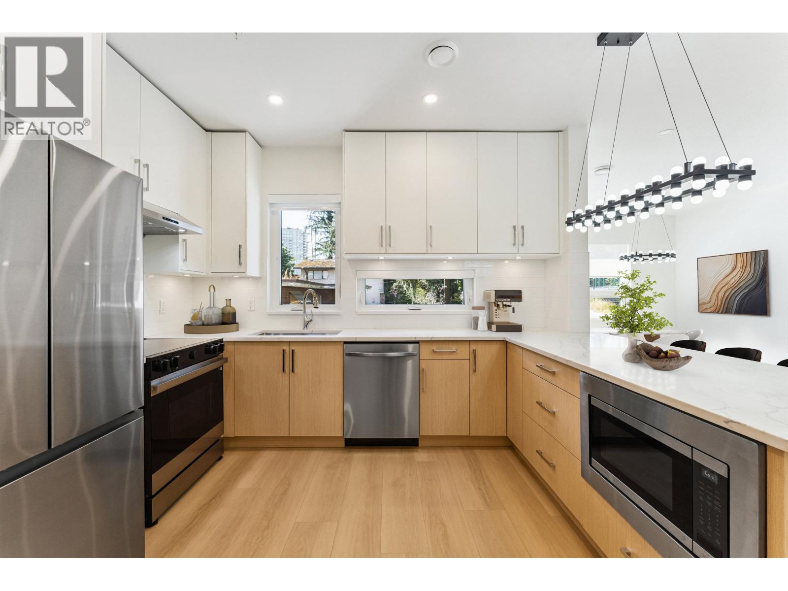 Photo 4 of 844 St Denis Avenue, North Vancouver BC