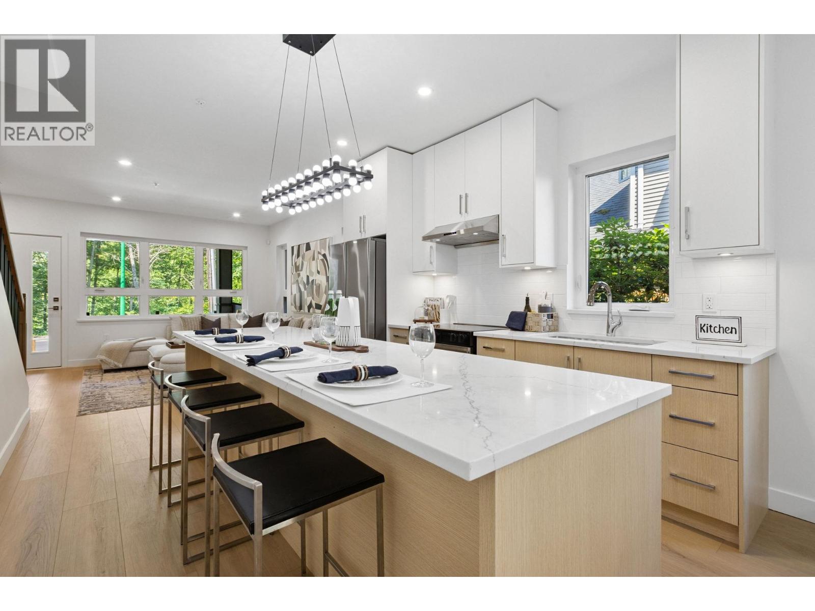 Photo 5 of 846 St Denis Avenue, North Vancouver BC