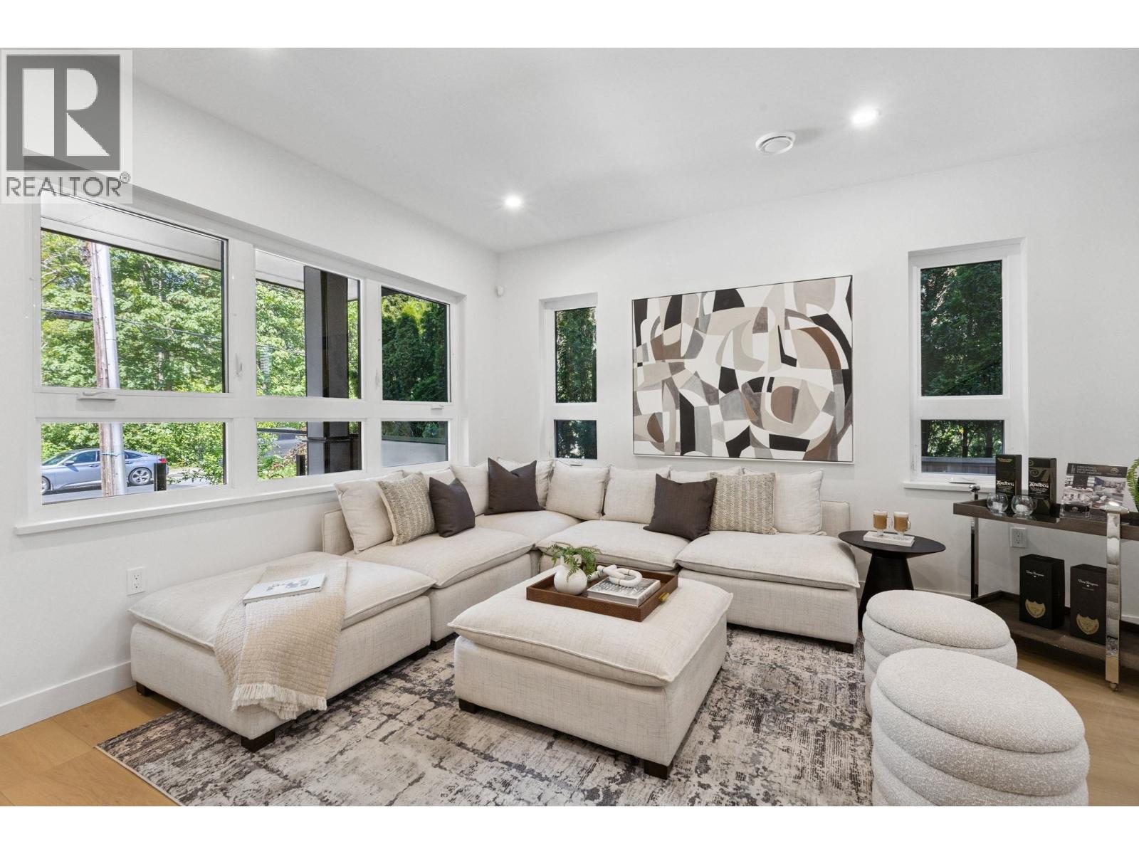 Photo 3 of 846 St Denis Avenue, North Vancouver BC