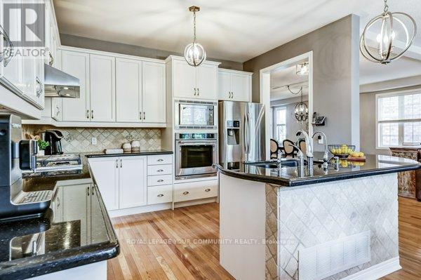 Photo 12 of 61 Deerwood Crescent, Richmond Hill ON